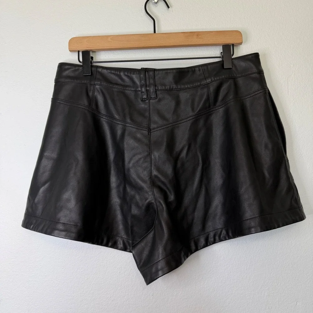 We The Free Free People - Black Faux Leather High Waist Loose Shorts Size 31